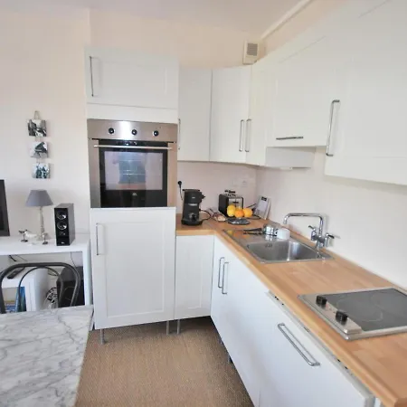 Centre-ville : Plages Et Commerces A Pied, Balcon, Parking Gratuit - Fr-1-550-7 Appartement *