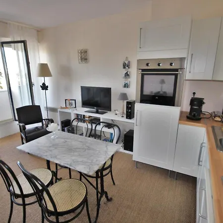 Centre-ville : Plages Et Commerces A Pied, Balcon, Parking Gratuit - Fr-1-550-7 Appartement *