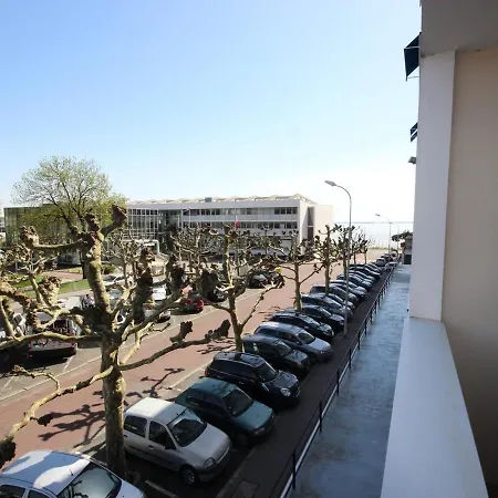 Centre-ville : Plages Et Commerces A Pied, Balcon, Parking Gratuit - Fr-1-550-7 Appartement
